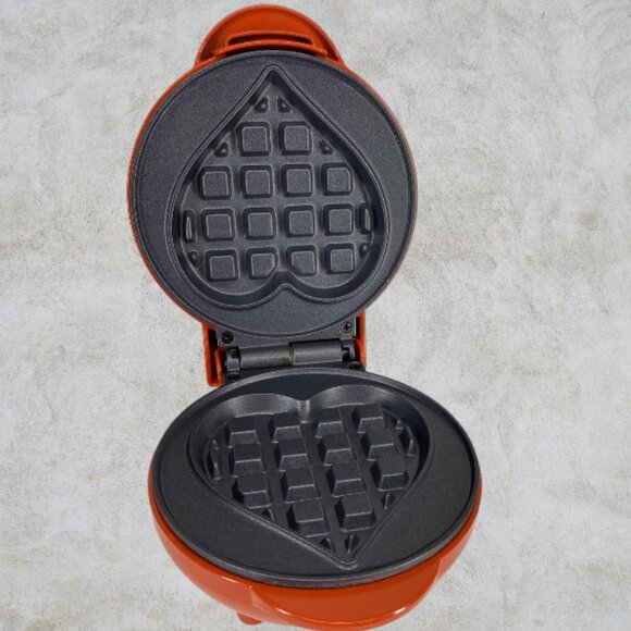 NOSTALGIA -- MyMini Heart-Shaped Waffle Maker, Small Waffle, Plug In, Never Used - Picture 4 of 6